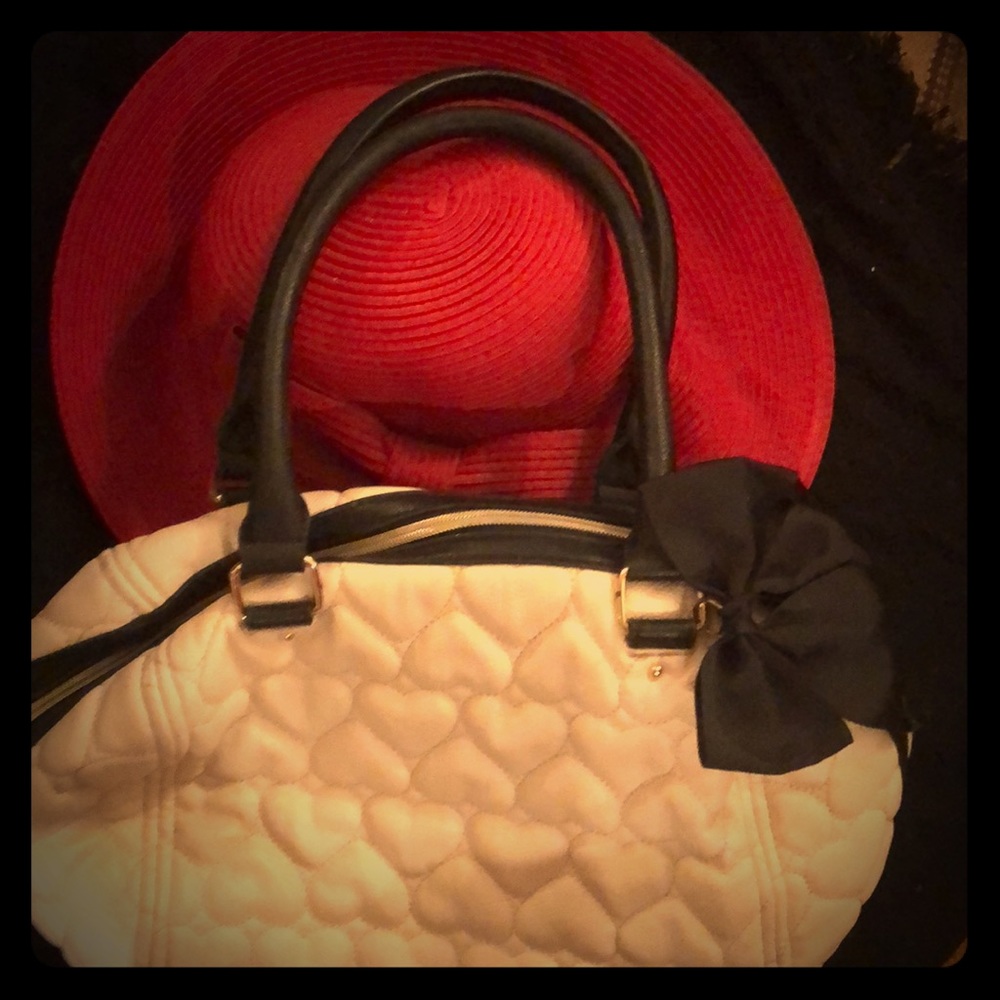 CUTE Betsy Johnson Bow Bag. Ecru/Black